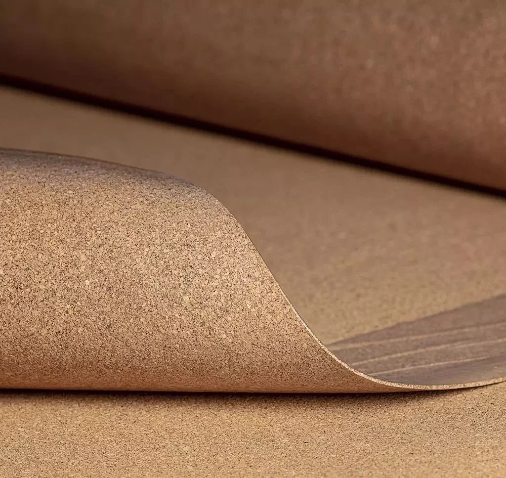 rouleau de liège avec barrière anti humidité posé sur sol en béton