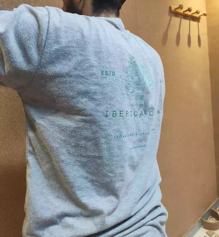 Travailleur posant un rouleau de liège naturel pour l’isolation thermique et phonique d’un mur au Maroc