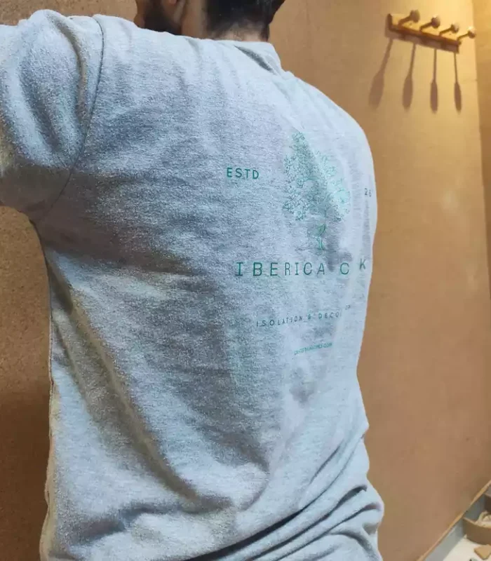 Travailleur posant un rouleau de liège naturel pour l’isolation thermique et phonique d’un mur au Maroc