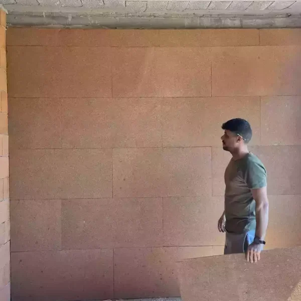 Pose de plaque de liège 10 mm sur mur – Application en chantier au Maroc
